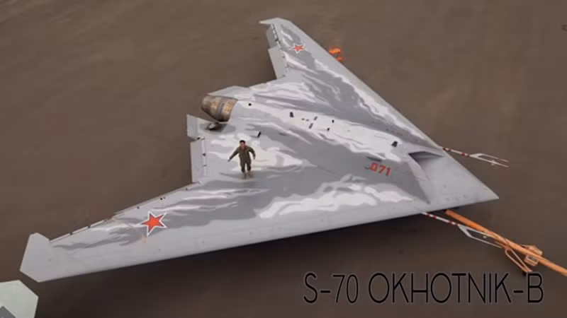 Cần phải nhấn mạnh rằng máy bay không người lái S-70 Okhotnik có thể được điều khiển từ mặt đất và hoạt động cùng với máy bay chiến đấu Su-57 Felon. UAV tàng hình Okhotnik được đẩy nhanh tiến độ đưa vào hoạt động