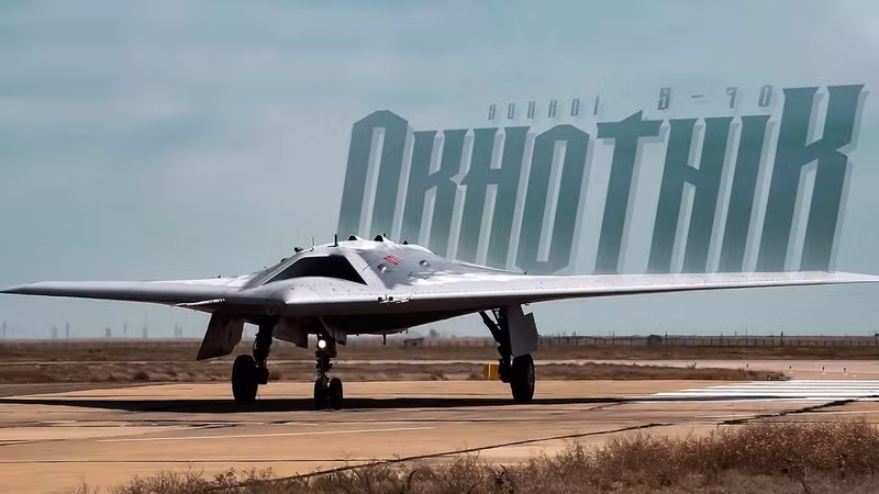 Hiện tại, chương trình đào tạo người điều khiển UAV Okhotnik đang được tích cực triển khai, mục đích nhằm đẩy nhanh việc thành lập các đơn vị chịu trách nhiệm quản lý những máy bay không người lái hạng nặng này. UAV tàng hình Okhotnik được đẩy nhanh tiến độ đưa vào hoạt động