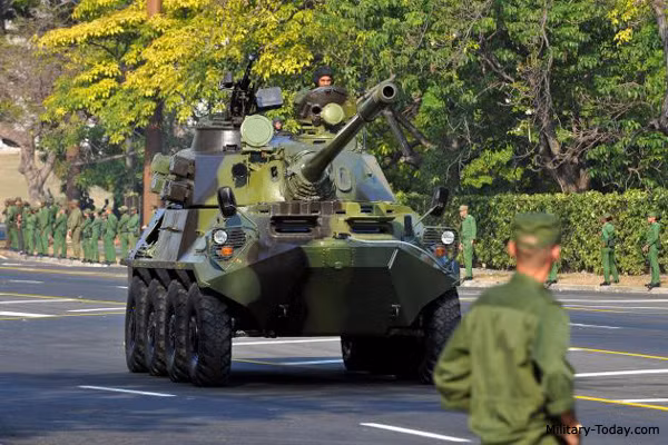 Bên cạnh đó là những loại vũ khí lai ghép, ví dụ như tháp pháo của các xe tăng T-54/55 và T-62 không còn hoạt động đã được lấy ra để gắn lên thiết giáp chở quân BTR-60, tạo ra một loại chiến xa bánh lốp tự chế độc đáo. Cuba có lực lượng xe tăng hàng đầu khu vực Caribe