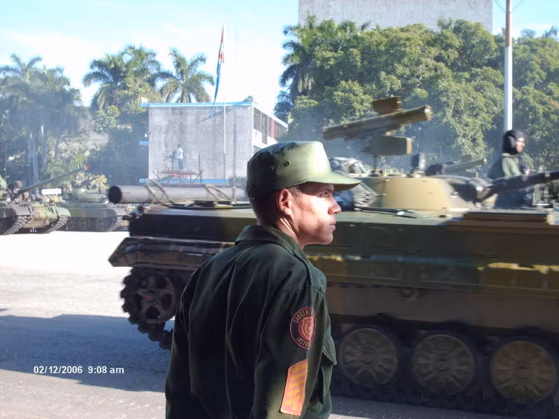 Theo thống kê, Quân đội Cuba vào đầu những năm 1990 đã có tới 1.000 xe tăng T-54, T-55, T-62 và PT-76. Nhưng trong suốt 30 năm này, do vấn đề kinh tế khó khăn mà “Đảo quốc Tự do” phải giảm đáng kể quy mô đội hình thiết giáp. Cuba có lực lượng xe tăng hàng đầu khu vực Caribe
