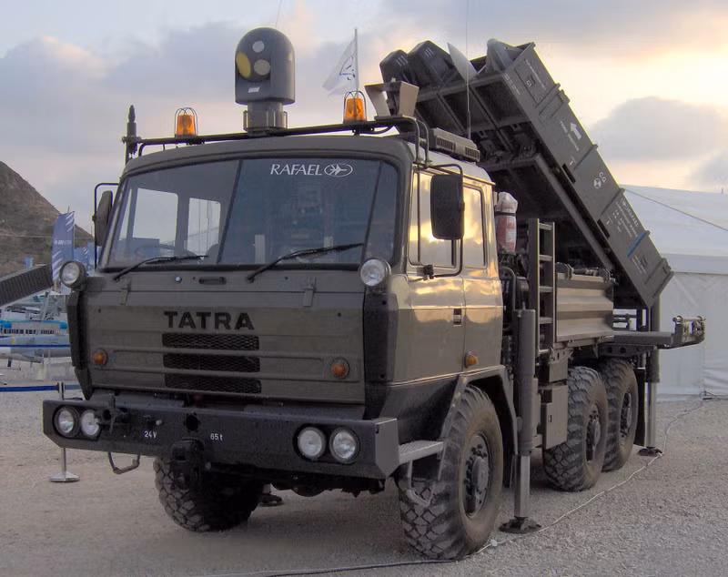 Ý tưởng của Israel là tạo ra một tổ hợp tên lửa phòng không tương đối rẻ tiền, có thể lắp đặt trên xe tải dân sự và sử dụng các bệ phóng dạng module. Hệ thống phòng không Spyder sắp có thêm hợp đồng lớn