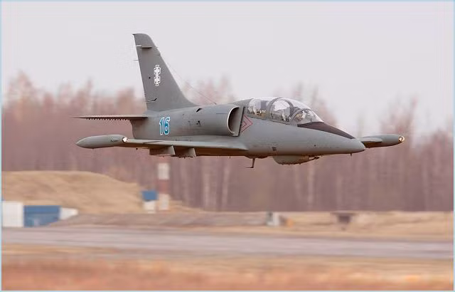 Nhưng một trong số chúng đã va chạm trên không với máy bay chiến đấu Mirage 2000 của Pháp vào tháng 8 năm 2011, kể từ đó nó hoàn toàn không thể sử dụng được. Ukraine nhận cường kích hạng nhẹ L-39ZA trong khi chờ đợi F-16