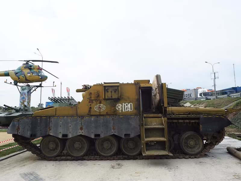 Thiết giáp chở quân 'hàng hiếm' Lagoda trên khung gầm T-80 bị FPV phá hủy