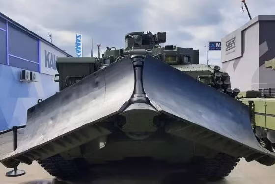 Chế tạo trên khung gầm của xe tăng chiến đấu chủ lực hiện đại T-90M Proryv, xe bọc thép công binh đa năng UBIM (hay còn gọi bằng cái tên Object 153) được coi là tốt nhất trong phân khúc. Xe bọc thép công binh UBIM san phẳng các bãi mìn