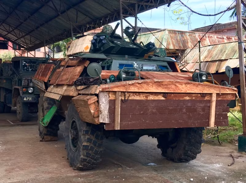 Trong khi đó Cadillac Gage LAV-300 (ban đầu được gọi là V-300), là dòng xe bọc thép hạng nhẹ của Mỹ với nhiều cấu hình khác nhau. Thiết bị này được hiện đại hóa cho Thủy quân lục chiến Philippines. 'Hồi sinh' xe bọc thép Cadillac Gage cho đối tác Đông Nam Á