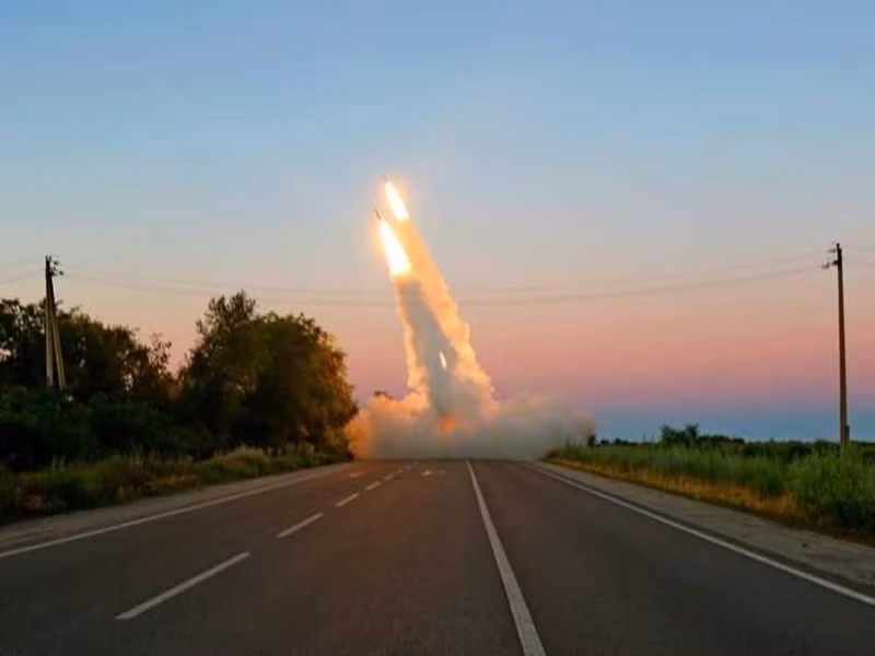 Khách hàng xuất khẩu đầu tiên của tên lửa GMLRS là thành viên mới của NATO - Phần Lan. Helsinki có kế hoạch nhận 25 tổ hợp HIMARS cùng đạn đi kèm. Tổng giá trị hợp đồng vào khoảng 90 triệu USD. Tên lửa tầm xa 150 km thế hệ mới của HIMARS sẽ thử tham chiến?