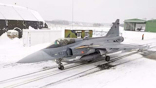 Hiện tại, Thụy Điển chính thức cung cấp các máy bay chiến đấu này cho Ukraine, tuy nhiên dựa trên dữ liệu từ các nguồn thông tin mở, Stockholm đang xem xét khả năng chuyển giao 12 cho Kyiv 12 chiếc JAS 39 Gripen trong đợt một. Tính năng đặc biệt của tiêm kích JAS 39 Gripen khiến Moscow lo ngại?