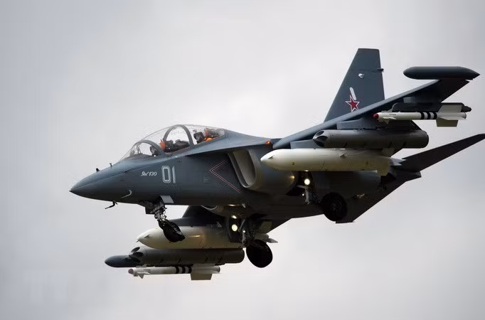 Máy bay Yak-130 được trang bị hệ thống giả lập các chế độ chiến đấu, cho phép thực hành tác chiến trên không, tương tác giữa các phi cơ trong biên đội, tấn công bằng tên lửa và bom vào mục tiêu mặt đất, bao gồm cả mô phỏng phòng không của đối phương. Iran xác nhận đã có trong tay máy bay huấn luyện Yak-130 của Nga