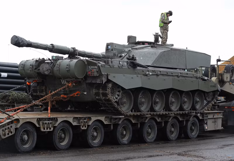 Điều này thường dẫn đến việc xe tăng bị mắc kẹt trong đất mềm của Ukraine và phải được kéo đi. Tuy nhiên cho đến nay dữ liệu đó vẫn còn bị nghi ngờ, do áp lực mặt đất của Challenger 2 tương đối thấp, thậm chí còn thấp hơn so với T-90. Anh cung cấp cho Kiev xe tăng Challenger 2 bị lỗi