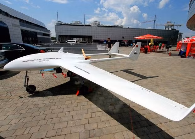 Trong tình huống như vậy, việc sử dụng máy bay không người lái Belarus sẽ có thể giúp giải quyết một số nhiệm vụ chiến đấu quan trọng ở hậu phương và trên tuyến liên lạc, đặc biệt khi Nga đang thiếu một phương tiện có đủ độ tin cậy trong vai trò này. UAV Belarus sẽ sớm được Nga sử dụng trên chiến trường?