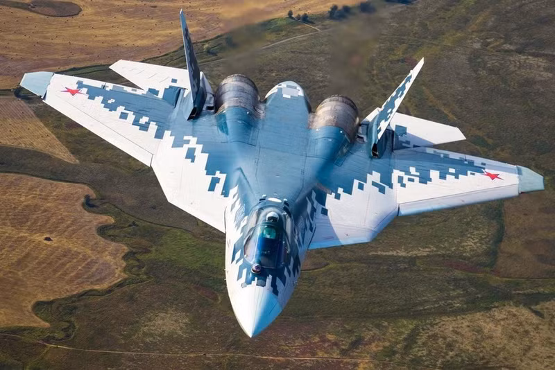 Su-57 là máy bay chiến đấu đa năng thế hệ thứ năm, nó có tốc độ siêu âm, hệ thống điện tử hàng không mới, khoang vũ khí bên trong thân và lớp phủ hấp thụ sóng vô tuyến giúp chiếc tiêm kích ít bị radar phát hiện hơn. Đơn đặt hàng mua tiêm kích Su-57 đã tăng gấp đôi