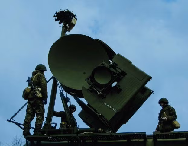 Ấn phẩm Daily Telegraph đặc biệt nhấn mạnh về mạng lưới tín hiệu hồng ngoại và radar phức tạp mà Lực lượng Vũ trang Nga đã tạo ra trên các khu vực thuộc tiền tuyến. Báo chí Anh lý giải thất bại của HIMARS