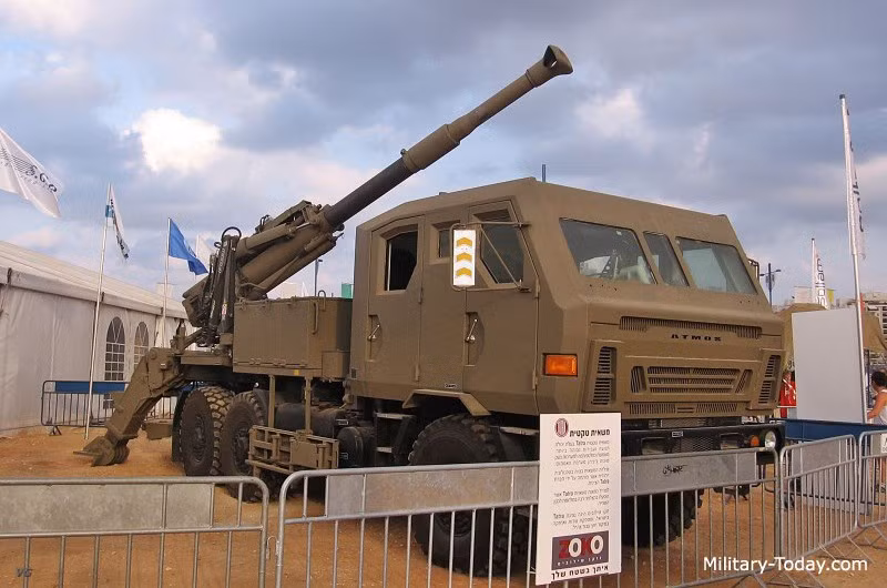 Theo các điều khoản của thỏa thuận, doanh nghiệp Israel phải chia sẻ năng lực của mình trong việc sản xuất pháo tự hành Atmos và đối tác Romania cam kết thực hiện hơn một nửa công việc, bao gồm cả hỗ trợ và bảo trì khách hàng. Israel sản xuất pháo tự hành Atmos ngay trên đất khách hàng