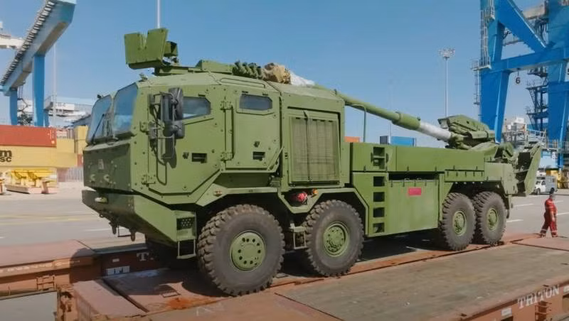 Công ty CN ROMARM S.A của Romania đã ký thỏa thuận với Tập đoàn Elbit Systems của Israel để thành lập một cơ sở sản xuất vũ khí trên lãnh thổ quốc gia Đông Âu này, trong đó bao gồm cả pháo tự hành Atmos 155 mm. Israel sản xuất pháo tự hành Atmos ngay trên đất khách hàng