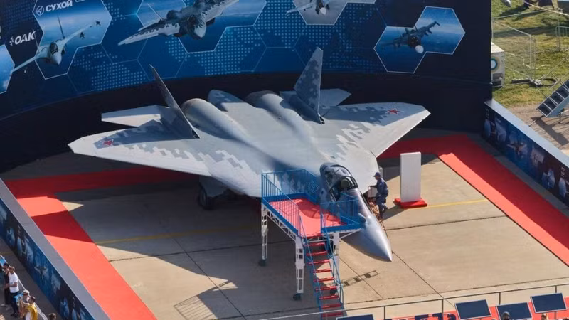Trong cuộc trò chuyện với tờ Rossiya-24, người đứng đầu Tập đoàn chế tạo máy bay thống nhất - UAC (trực thuộc Tập đoàn công nghệ nhà nước Rostec) - ông Yury Slyusar cho biết, đơn đặt hàng quốc phòng đối với tiêm kích Su-57 đã tăng gấp đôi . Đơn đặt hàng mua tiêm kích Su-57 đã tăng gấp đôi
