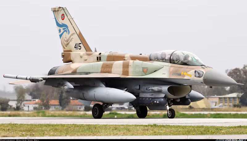 Nhiều chiếc F-16I Sufa thậm chí được nâng cấp theo cấu hình F-16C/D Block 52 Plus với đặc điểm nhận biết chính là thùng dầu phụ hòa nhập khí động dung tích 600 gallon gắn trên thân (có khả năng tháo rời), cho tầm bay chuyển sân lên đến gần 4.000 km. Sự cố nghiêm trọng khi tiêm kích F-16I Sufa tấn công nhầm binh sĩ Israel