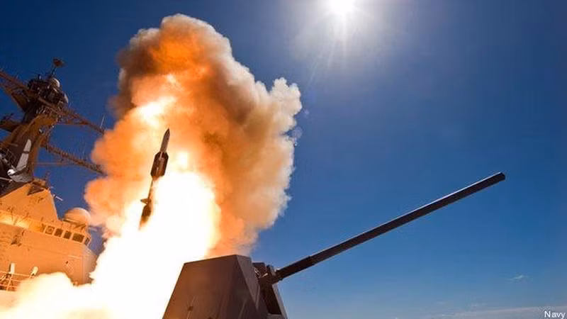 Mục đích bí ẩn của Mỹ khi cho tiêm kích F/A-18 mang tên lửa SM-6