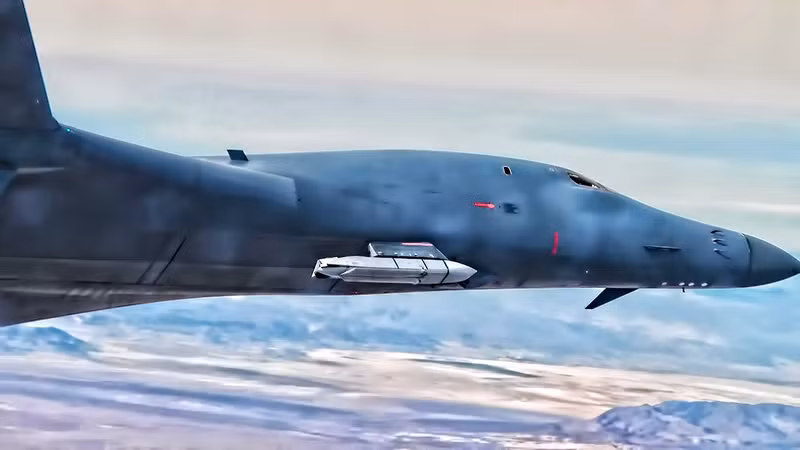 Oanh tạc cơ B-1B Lancer lần đầu tiên được nhìn thấy mang bom xuyên GBU-72/B