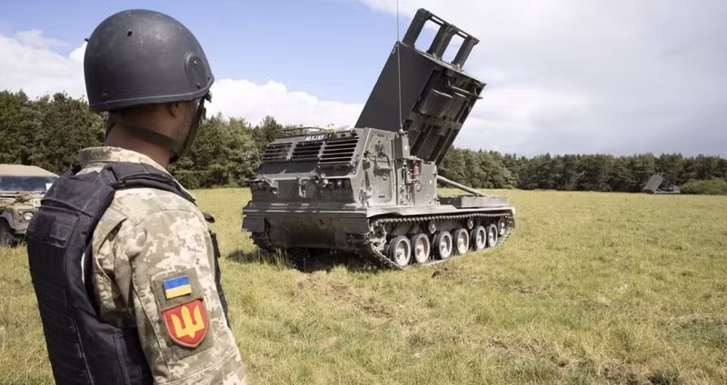 Cần nhấn mạnh, M270 MLRS là hệ thống tên lửa đa năng rất lợi hại, cho phép bên tấn công tiêu diệt hiệu quả từ binh lực cho tới công sự và cả tăng thiết giáp đối phương từ khoảng cách đáng kể. 12 tổ hợp M270 MLRS tới Kharkiv phục vụ chiến dịch tổng phản công
