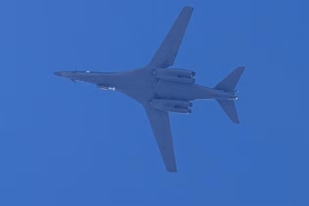 Oanh tạc cơ B-1B Lancer lần đầu tiên được nhìn thấy mang bom xuyên GBU-72/B