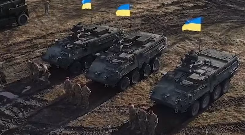 Lính dù Lviv trình làng xe bọc thép chở quân Stryker