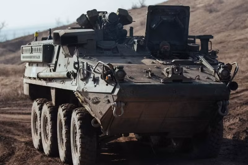 Lính dù Lviv trình làng xe bọc thép chở quân Stryker