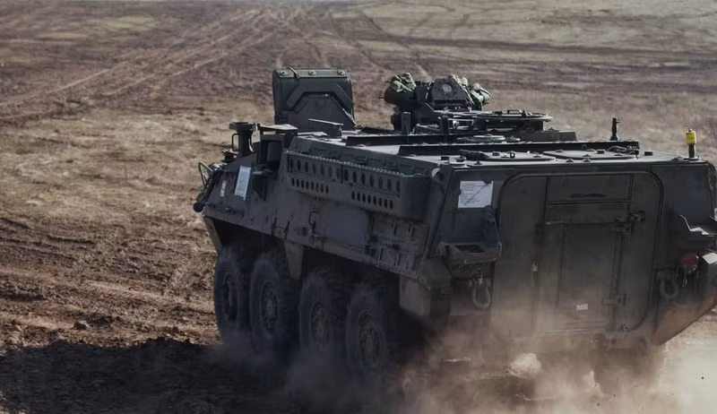 Lính dù Lviv trình làng xe bọc thép chở quân Stryker