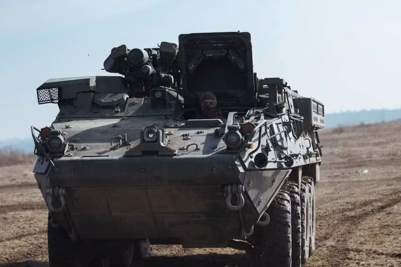Lính dù Lviv trình làng xe bọc thép chở quân Stryker
