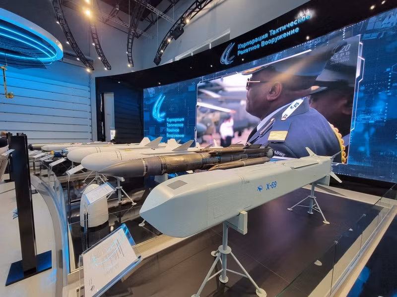 Vào năm 2015, Kh-59MK2 được thiết kế lại hoàn toàn bằng cách sử dụng các yếu tố tàng hình, trên thực tế chỉ có hệ thống dẫn đường là không thay đổi. Tên lửa tàng hình Kh-69 tăng cường tấn công