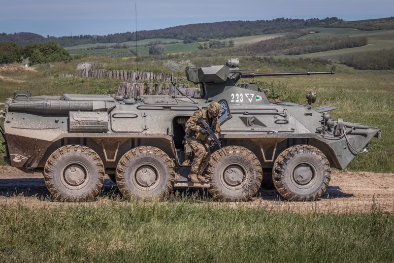 Tổng cộng Serbia sẽ mua 26 xe bọc thép chở quân thuộc biến thể BTR-80A mà Hungary đã nhận từ Nga vào năm 1996 - 1999 như một phần để bù đắp khoản nợ nhà nước từ thời Liên Xô. Xe bọc thép BTR-80A lạc hậu được thay thế bằng loại Lynx tối tân