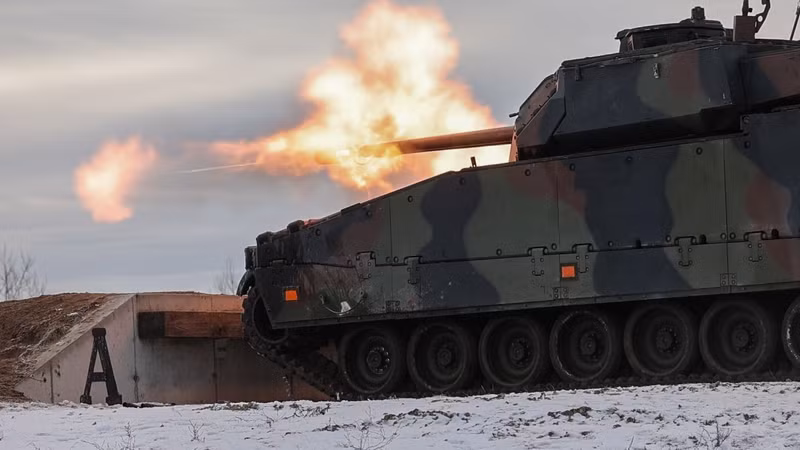 Theo yêu cầu của khách hàng, chiều cao xe đã được tăng lên và vũ khí chính là pháo tự động Bushmaster III 35 mm có bộ lập trình chế độ nổ cho đạn, đi kèm thiết bị ngắm bắn hiện đại hơn và bổ sung giáp gốm. Bản CV90 mạnh nhất trong gói viện trợ 680 triệu USD từ Thụy Điển
