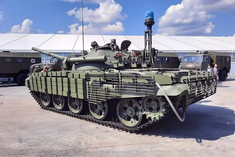 Đáng chú ý là phiên bản mới nhất của xe tăng T-62M theo nhận xét đã đơn giản hóa đi một chút về khí tài so với phiên bản xuất hiện tại Diễn đàn Army-2022, khi bỏ đi tháp trinh sát lắp phía sau tháp pháo. Cách huyền thoại T-62M được hiện đại hóa theo kinh nghiệm chiến trường