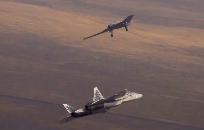 Thử nghiệm phối hợp Su-57 và S-70 Okhotnik thực chiến