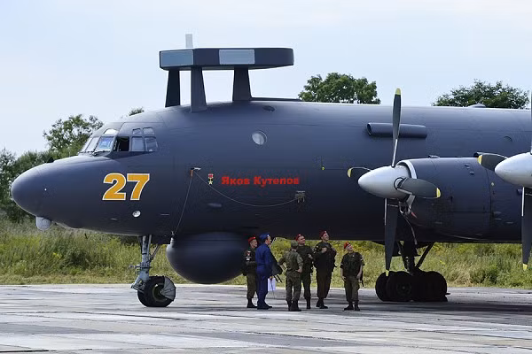 Sau khi tìm thấy một đàn UUV Ukraine, Nga có thể cử máy bay chiến đấu của Hàng không Hải quân hoặc trực thăng tấn công tới để tiêu diệt chúng từ xa, thay vì chờ những phương tiện này tiếp cận tàu chiến mới phản ứng. Máy bay Il-38N giúp vô hiệu hóa 'bầy đàn' UUV?