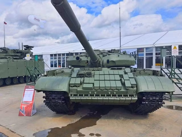 Tại Diễn đàn Kỹ thuật - Quân sự Quốc tế Army-2023 diễn ra vào tuần trước ở khu vực Moskva, chúng ta có thể thấy một phiên bản hiện đại hóa khác của xe tăng T-62M. Cách huyền thoại T-62M được hiện đại hóa theo kinh nghiệm chiến trường