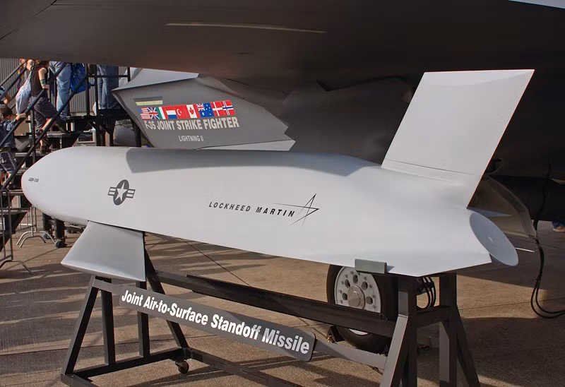 Ukraine muốn nhận tên lửa hành trình AGM-158 JASSM của Mỹ. Đó là thông tin được tạp chí Forbes đăng tải. Như ấn phẩm đã nhấn mạnh, Kyiv chắc chắn rằng loại đạn này sẽ giúp họ lấy lại bán đảo Crimea. F-16 Ukraine sẽ có tên lửa AGM-158 JASSM-ER tầm xa 1.000 km?