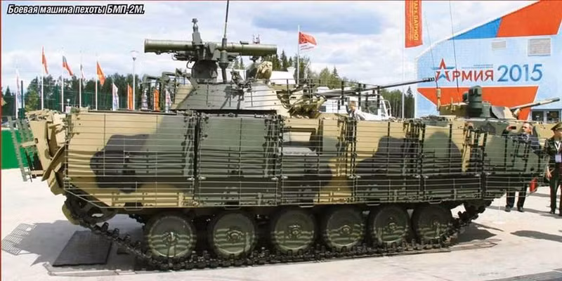 Nhờ sự cải tiến này, chiếc IFV cổ điển có thể chịu được đạn pháo cỡ nòng 30 mm, cũng như tự bảo vệ mình khỏi các đòn tấn công từ một số loại đạn xuyên lõm nhất định, chẳng hạn như đạn PG-7VM của súng chống tăng RPG-7 nổi tiếng. Tiếp tục gửi BMP-2 'nâng cấp đặc biệt' ra tiền tuyến