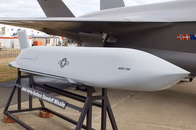 Tờ Forbes nhớ lại rằng các máy bay chiến đấu F-16 dự kiến được phương Tây viện trợ cho Ukraine đã được thỏa thuận vẫn chưa tương thích với tên lửa Storm Shadow hoặc Scalp-EG mà Anh và Pháp đã bàn giao. F-16 Ukraine sẽ có tên lửa AGM-158 JASSM-ER tầm xa 1.000 km?