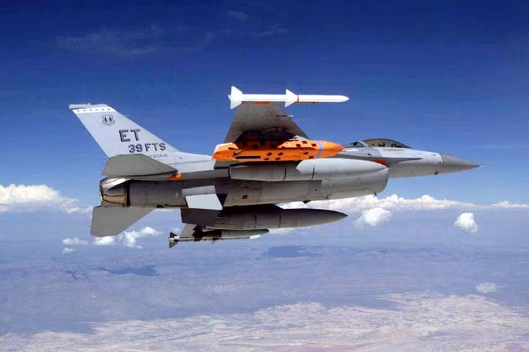 Theo đánh giá của các chuyên gia Mỹ, với tiêm kích F-16, ít nhất cũng sẽ mang lại cân bằng trên chiến trường cho Ukraine, trong khi sự "góp mặt" của tên lửa JASSM/JASSM-ER chắc chắn sẽ mang lại lợi thế. F-16 Ukraine sẽ có tên lửa AGM-158 JASSM-ER tầm xa 1.000 km?
