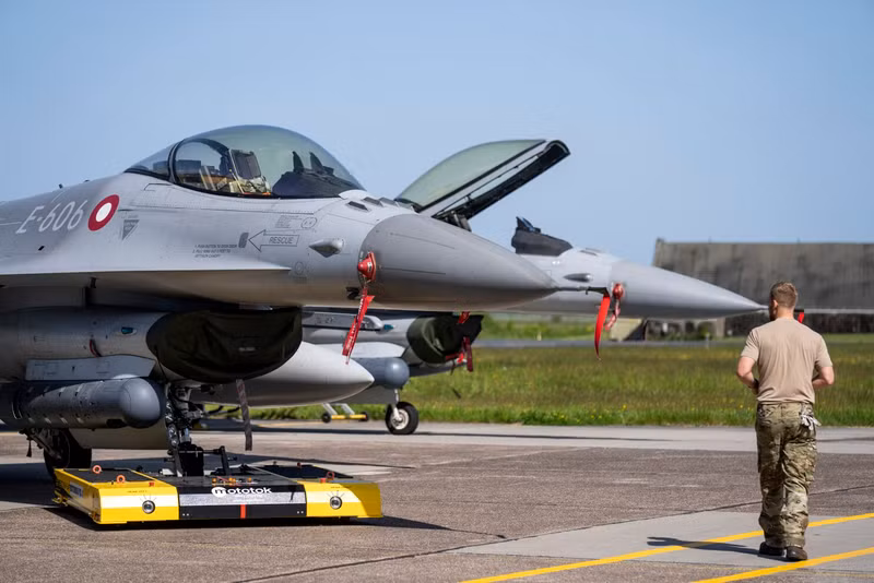 Hiện tại, Mỹ và một số đồng minh của họ đã đồng ý đào tạo phi công Ukraine lái F-16, để bắt đầu chuyển giao các máy bay chiến đấu nói trên cho Kyiv. Phi công Ukraine chưa thể huấn luyện trên tiêm kích F-16 vì lý do bất ngờ