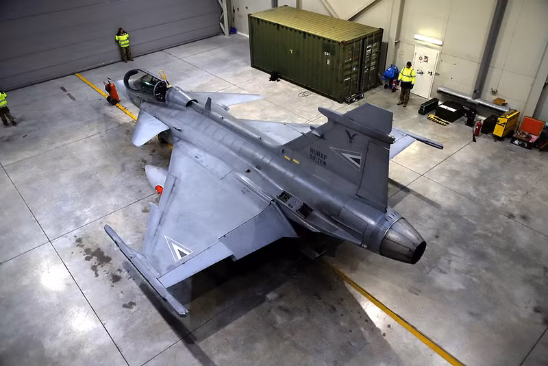 Điển hình là việc Không quân Hungary sử dụng JAS-39 Gripen trong "điều kiện dã chiến" để thực hiện nhiệm vụ "cảnh sát trên không" của NATO tại Litva trong suốt 4 tháng tuần tra, và mọi thứ đều diễn ra suôn sẻ, JAS-39 Gripen sắp tham chiến có điểm nổi trội nào so với MiG-29 và Su-27?