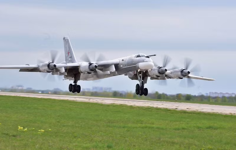 Cho đến thời điểm hiện tại, Tu-95 có thể mang tối đa 4 tên lửa hành trình Kh-101 hoặc Kh-102, mỗi tên lửa có khả năng được trang bị đầu đạn thông thường hoặc hạt nhân. Nga tăng tốc nâng cấp oanh tạc cơ Tu-95MS lên chuẩn Tu-95MSM