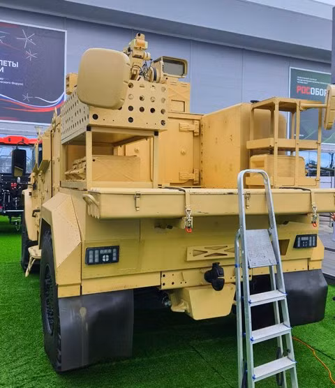 Đáng chú ý là pháo phòng không ZU-23/30M1 có thể bắn loại đạn với khả năng kích nổ theo lập trình, sẽ tăng hiệu quả đáng kể trong việc tiêu diệt mục tiêu nhờ "cơn mưa" mảnh đạn. Thiết giáp Typhoon-VDV nhận vũ khí đặc biệt chống UAV cảm tử