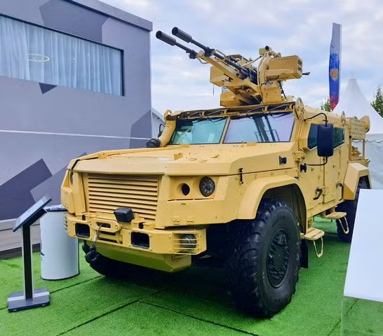 Như các chuyên gia phân tích đến từ trang Rossiyskaya Gazeta lưu ý, phương tiện chiến đấu này được thiết kế để thực hiện một số lượng lớn nhiệm vụ. Thiết giáp Typhoon-VDV nhận vũ khí đặc biệt chống UAV cảm tử