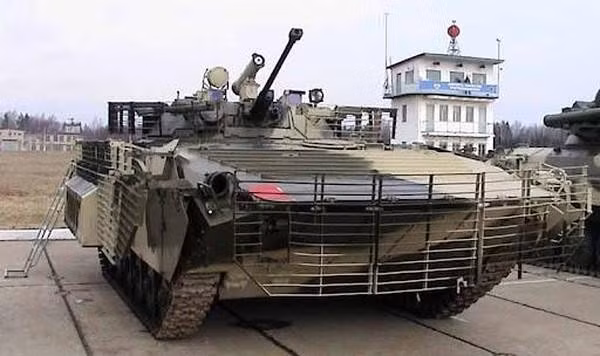 Những chiếc BMP-2 nâng cấp theo cách này được trang bị thêm lớp giáp phụ và lưới chắn RPG lắp đặt phía trước thân xe và tháp pháo, cũng như ở hai bên hông và phần đuôi. Tiếp tục gửi BMP-2 'nâng cấp đặc biệt' ra tiền tuyến