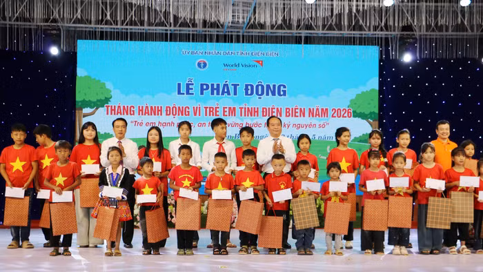 Trẻ em có hoàn cảnh khó khăn trên địa bàn tỉnh Điện Biên nhận quà hỗ trợ tại Lễ phát động "Tháng hành động vì trẻ em năm 2026".