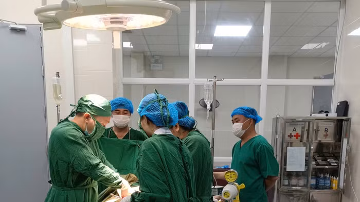 Sản phụ nguy kịch được các y, bác sĩ Trung tâm Y tế Tuần Giáo nỗ lực cứu chữa.