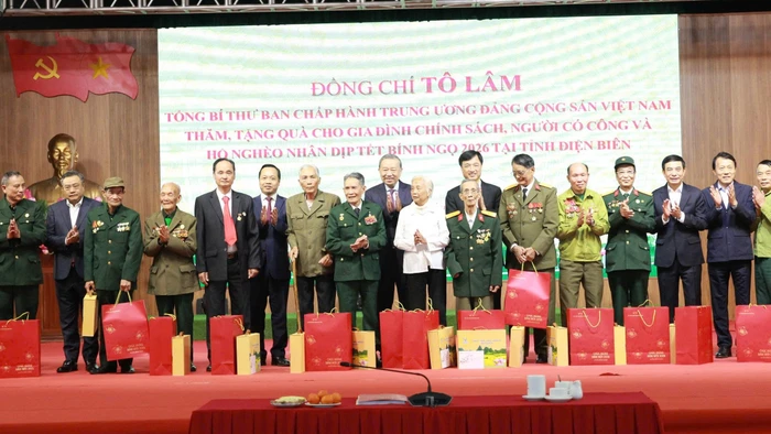 Tổng Bí thư Tô Lâm cùng các đại biểu trao quà Tết cho gia đình chính sách, người có công và hộ nghèo trên địa bàn tỉnh Điện Biên.