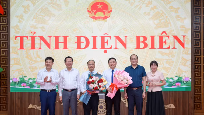Hai Phó Chánh Văn phòng UBND tỉnh Điện Biên nhận hoa chúc mừng.