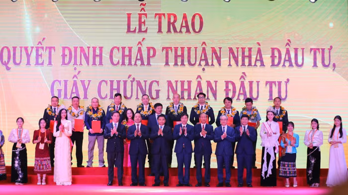 Tỉnh Điện Biên trao 12 Quyết định chấp thuận chủ trương đầu tư cho 11 doanh nghiệp.